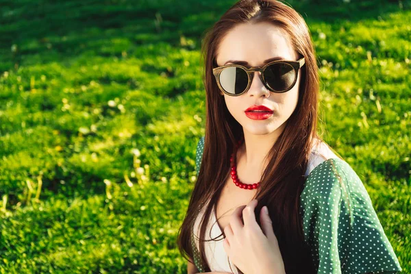 Karanlık güneş gözlüğü, boşaltmak, çim yaz arka plan kadın