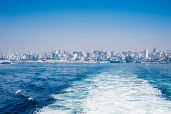 Vista al mar a Estambul, Asia, East.Hot día de verano, viaje en ferry, panorámica — Foto de Stock