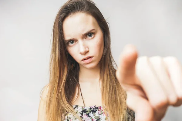 Una chica malvada mete su dedo en la cámara — Foto de Stock