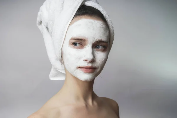 Frau genießt weißen Wellness-Mack, Peeling auf Gesicht.Saubere Haut — Stockfoto