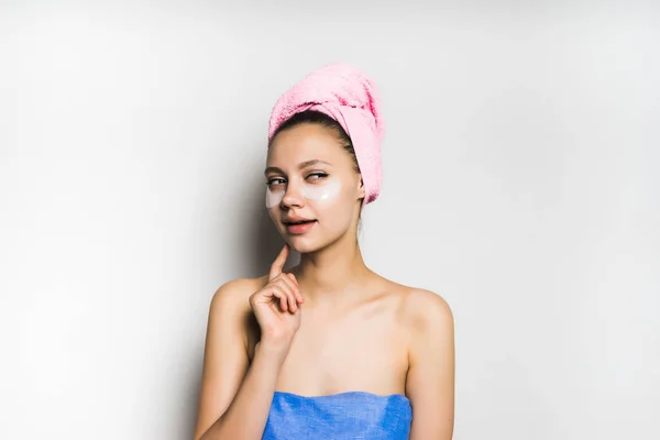 A menina saiu do chuveiro com uma toalha na cabeça, pensou em algo e desviou o olhar — Fotografia de Stock