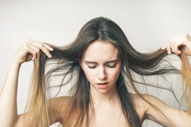 Kadın gösterir varisi biter, üzgün ağlamaya