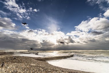 Dalgalar kıyıya yıka, beyaz bulutlar mavi gökyüzü, hangi kuşlar sinek boyunca kapak