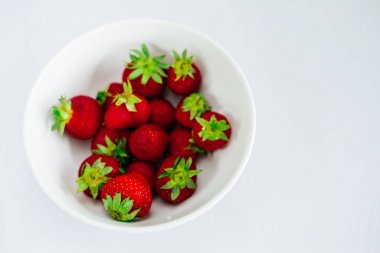 Taze çiğ sağlıklı beslenme çilek meyve plaka, izole beyaz, görünümü yukarıda, flatlay yakın-up, boşaltmak için metin, çerçeve