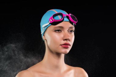 bir kız bir yüzme kap ve gözlük çok emin görünüyor