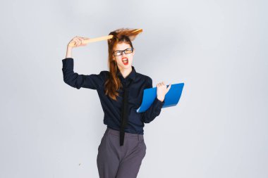 kötü bir kız mavi klasör onun elinde tutan ve saçlarını ganimet