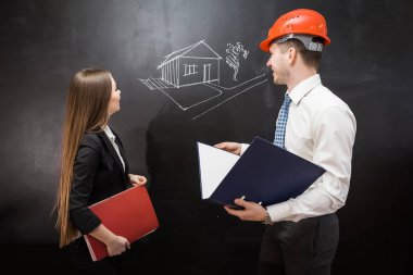 erkek ve kadın Tebeşir tahtaya boyalı binası projesi tartışmak