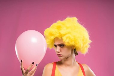 kız sarı peruk kötülük pembe balon arıyorsunuz