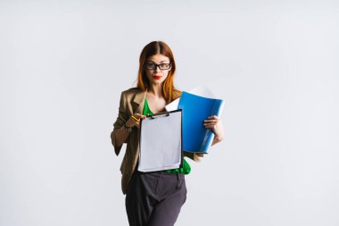 kağıtları ile bir klasör tutarak ve ümitle arıyorum iş kadını