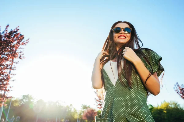 Mutlu gülümseyen Parlatıcı genç kız, sevinç, zevk almak hayat, özgürlük yaz Parlatıcı kavramı