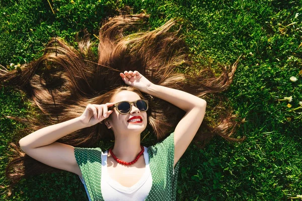 Genç kız gözlük, güneş gözlüğü, çim, görünüm üzerinde üst. Sağlıklı gülümseme