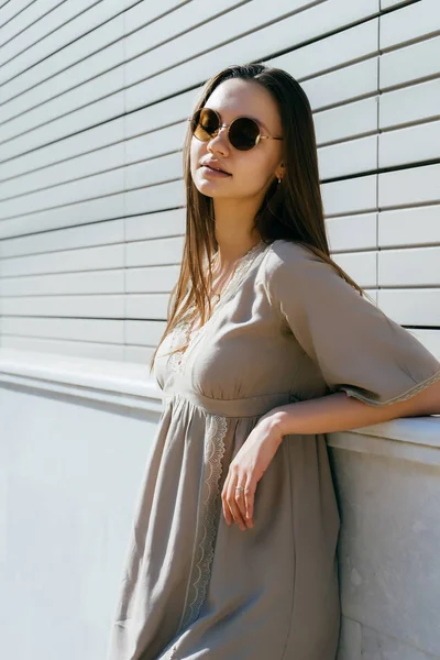 güneş gözlüklü kız duvar ve gülümsüyor tarafından standları