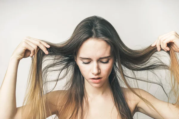 Kadın gösterir varisi biter, üzgün ağlamaya