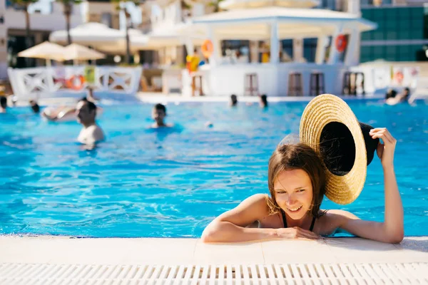 Mulher usando chapéu na piscina, copyspace com praia hotel resort — Fotografia de Stock