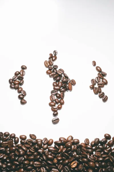 Korrels van koffie ga liggen op de tafel in de vorm van een patroon — Stockfoto