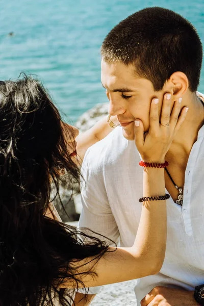 La fille regarde avec des yeux épris à son petit ami — Photo