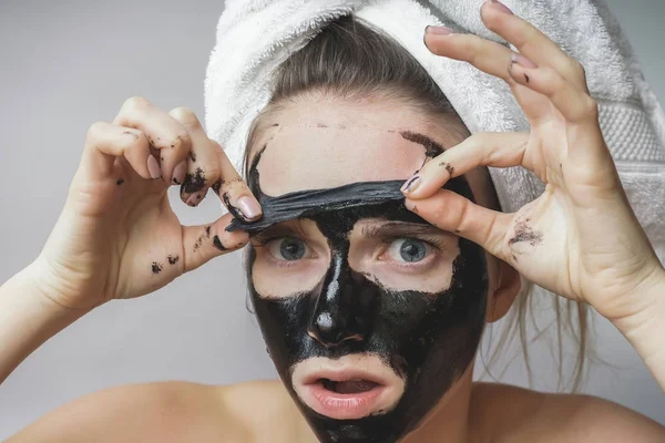 Kobieta usunąć czarna maska, dobre wyniki. Twarzy peeling, złuszczanie porów, Czyszczenie skóry — Zdjęcie stockowe