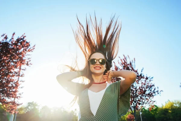 Fashion glans jong meisje geniet van het leven, lachen, vreugde op straat — Stockfoto