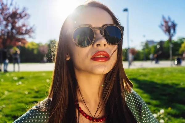 Mulher de moda em óculos outside.Summer glamour sorrindo menina — Fotografia de Stock