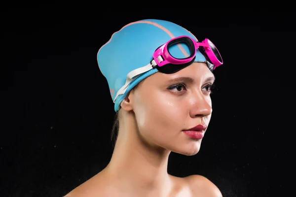 Menina desportiva em uma touca de natação e óculos confiantemente olhando para a frente — Fotografia de Stock