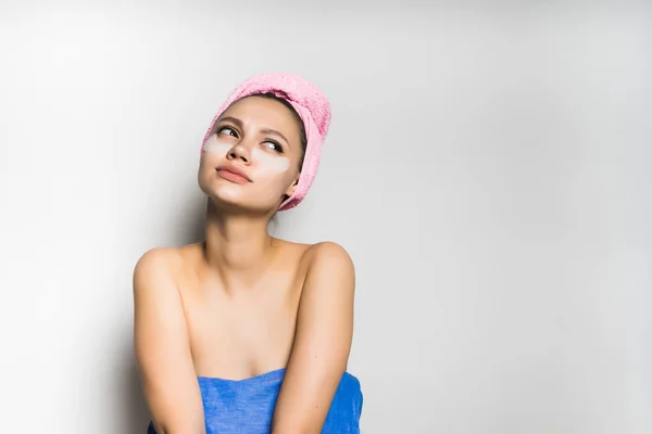 Sonhando para cima jovem com uma toalha rosa na cabeça — Fotografia de Stock