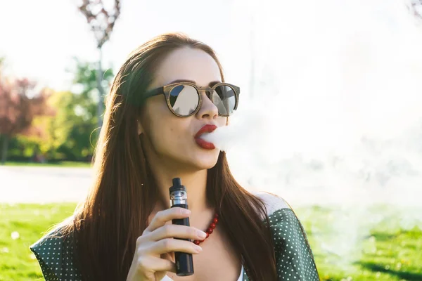 Felice moda sorridente Donna in occhiali da sole fumo vaporizzatore sulla strada, fumo — Foto Stock