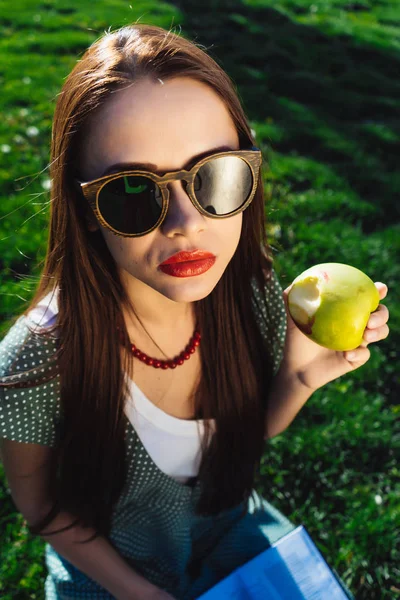 Arrabbiato triste donna sconvolta sulla dieta, mangiare mela — Foto Stock
