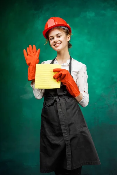 Menina em uniforme protetor sorrindo e acenando com a mão — Fotografia de Stock