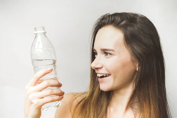 Vicces arc nő üveg víz — Stock Fotó