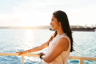 Günbatımı ve gülüyor, bir yat, bir feribot tekne gezisi, lüks Istanbul seyahat bir güzel latin kız portresi
