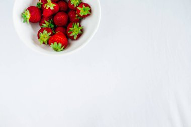 Taze çiğ sağlıklı beslenme çilek meyve plaka, izole beyaz, görünümü yukarıda, flatlay yakın-up, boşaltmak için metin, çerçeve