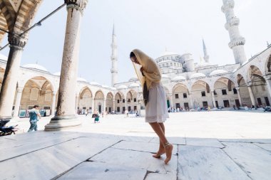 Bir eşarp genç bir Müslüman kadın Istanbul camiye gider. Yaz tatili, seyahat. İspanyol kız, İran, Suriye kadın