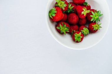 Taze çiğ sağlıklı beslenme çilek meyve plaka, izole beyaz, görünümü yukarıda, flatlay yakın-up, boşaltmak için metin, çerçeve