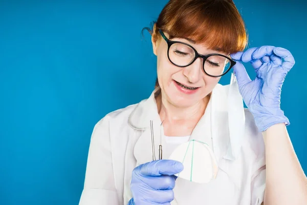 Donna medico tiene gli occhiali a mano — Foto Stock