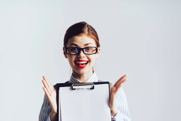 Geschäftsfrau mit Brille lächelt und zeigt Ordner mit Papier — Stockfoto