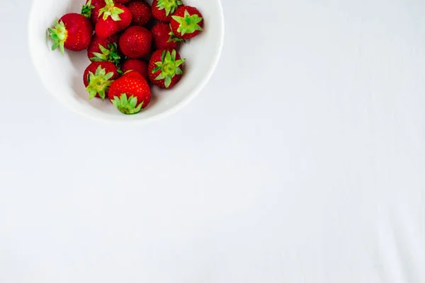 Friss nyers egészséges diéta eper gyümölcs-lemez, elszigetelt fehér, fent, flatlay zár-megjelöl kilátás, copyspace szöveg, keret — Stock Fotó