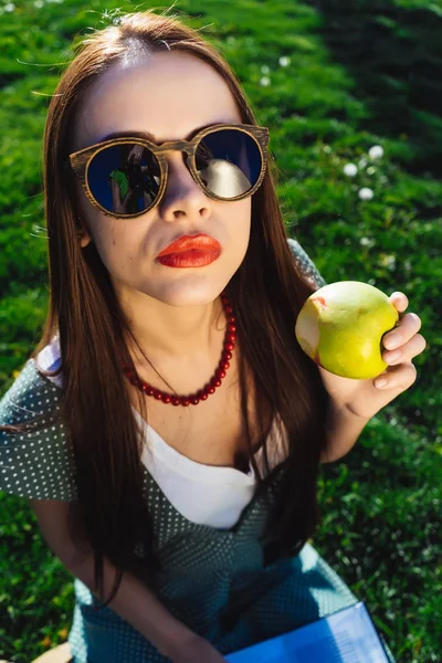 Enojado triste molesto mujer en la dieta, comer manzana — Foto de Stock