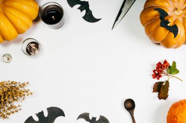 bir sürü farklı süslemeler ve onuruna Halloween kabaklar