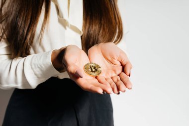 kız beyaz bir arka plan üzerinde bir para onun elinde tutar.