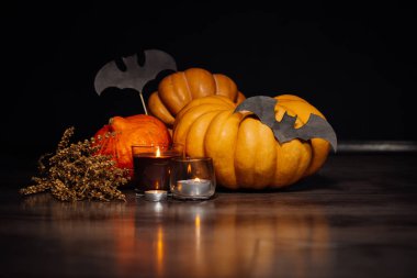 bir kaç küçük kabak bir Halloween Tema olarak dekore edilmiş.