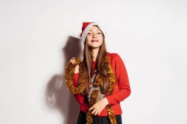 Kırmızı kazaklı kız çelenk ellerinizde