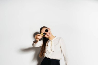 siyah gözlüklü kız büyük bir para onun elinde tutar.