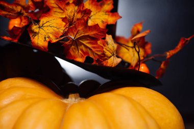 büyük kabak yeşil bir adam bir tema olarak dekore edilmiş bir şapka ile