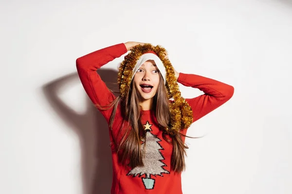 Meisje in de rode trui is gelukkig haar hoofd te houden — Stockfoto
