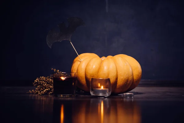 Pumpa inredda på ett tema av halloween på svart bakgrund — Stockfoto