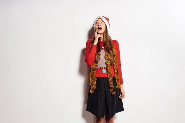 Ein Mädchen im roten Pullover blickt nachdenklich auf — Stockfoto