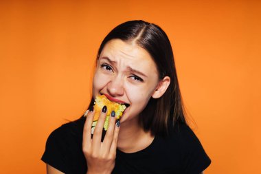 güzel aç kız iştahla izole, ona burger kadar lezzetli yemek yiyor.