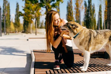 Kızıl saçlı güzellik bir yürüyüş ve görüşmeler için onun köpek, güneşli bir sonbahar günü dışarı çıktı
