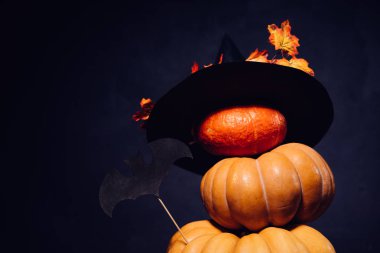 sonbahar tatil, bir büyük kabak, altın yapraklarda siyah cadı şapkası. Cadılar Bayramı, büyüleyici bir resim