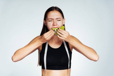 bir kız bir diyet istemeden de olsa lahana itiyor kendini, doğru beslenme, güzel vücut, izole